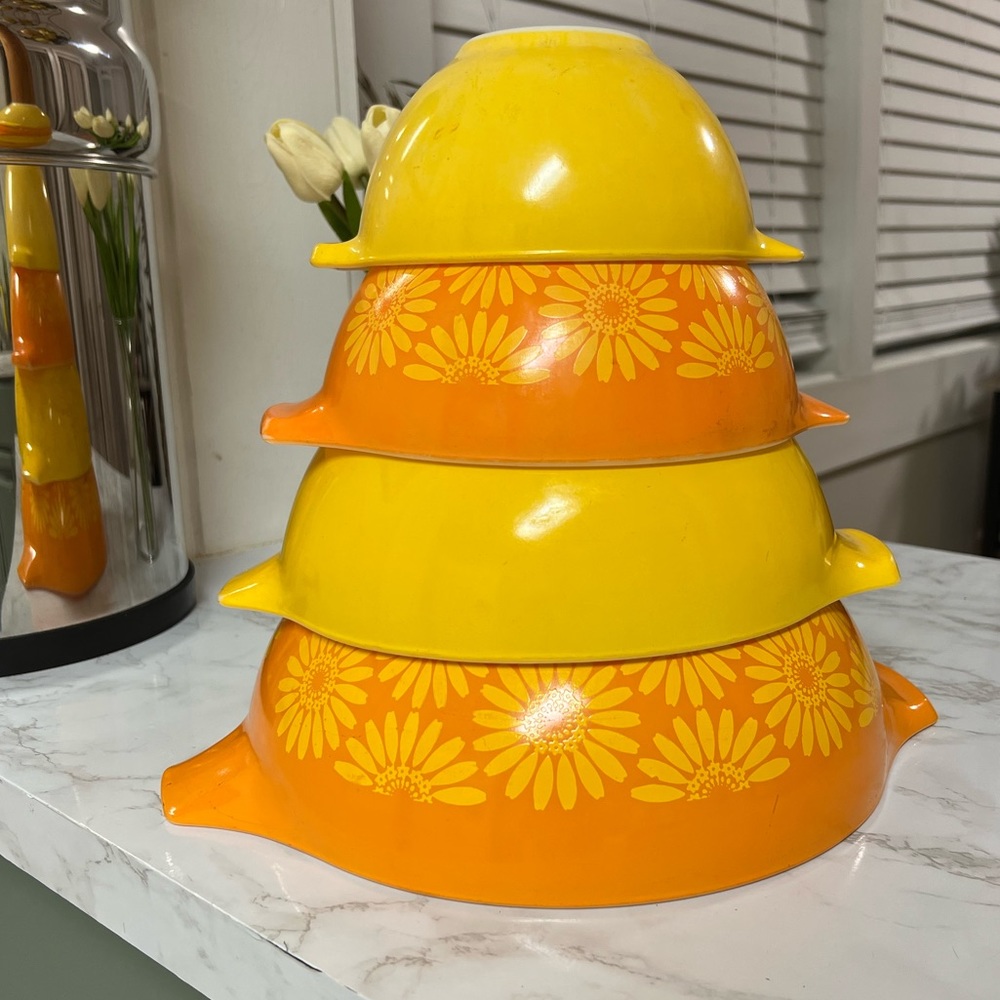 Vintage Pyrex Daisy Cinderella Mixing Bowls